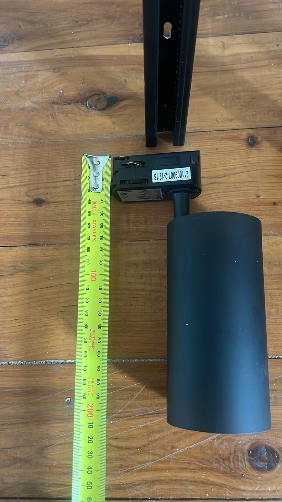 8 LED Track SpotLights and 5 Rails - Excellent Condition.