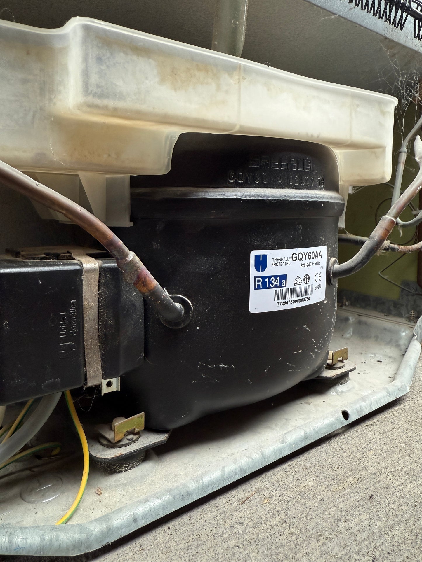 Kelvinator C220H-R Fridge/Freezer – Tested & Cleaned | Reno Spares