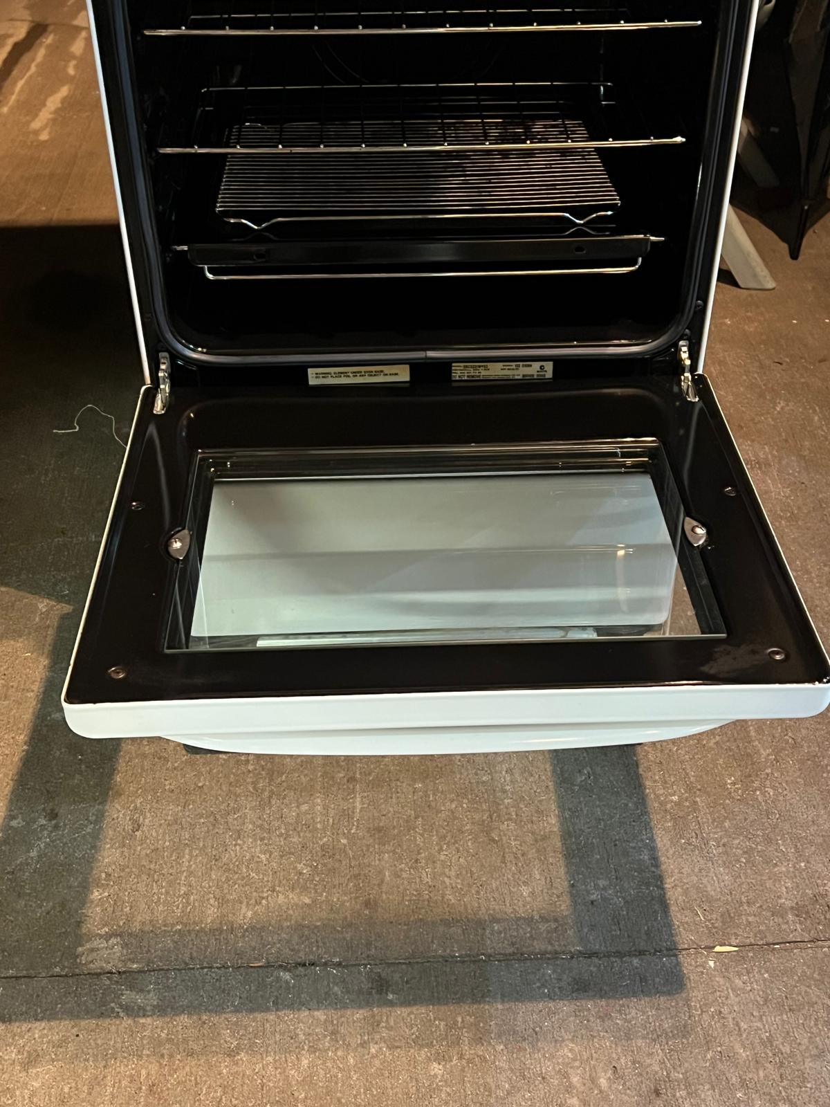 Freestanding Chef Electric Oven/Stove EBC5231W