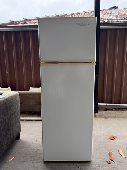 Kelvinator C220H-R Fridge/Freezer – Tested & Cleaned | Reno Spares