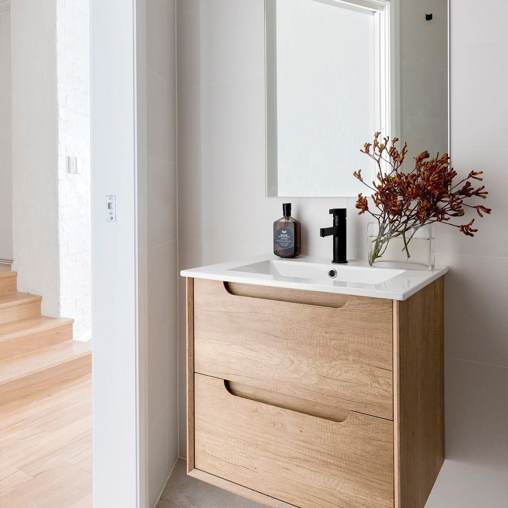 Otti Byron 600mm Natural Oak Wall Hung Vanity with Natural Carrara Marble Top and Undermount Basin