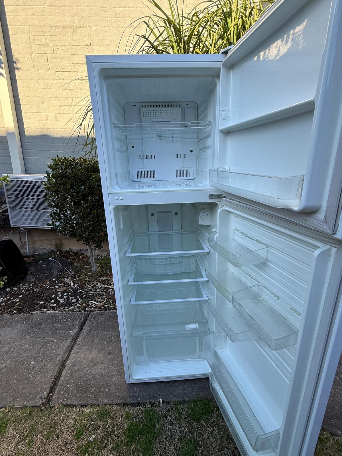Simpson STB2800WA-XAU 280L Top Mount Fridge – White