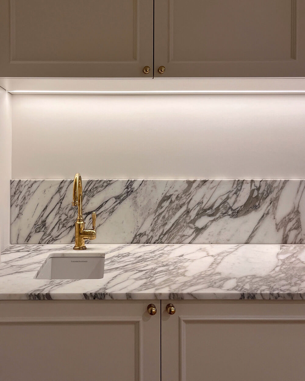 Cuisine 30 x 46 Inset / Undermount Fine Fireclay Gloss White Sink