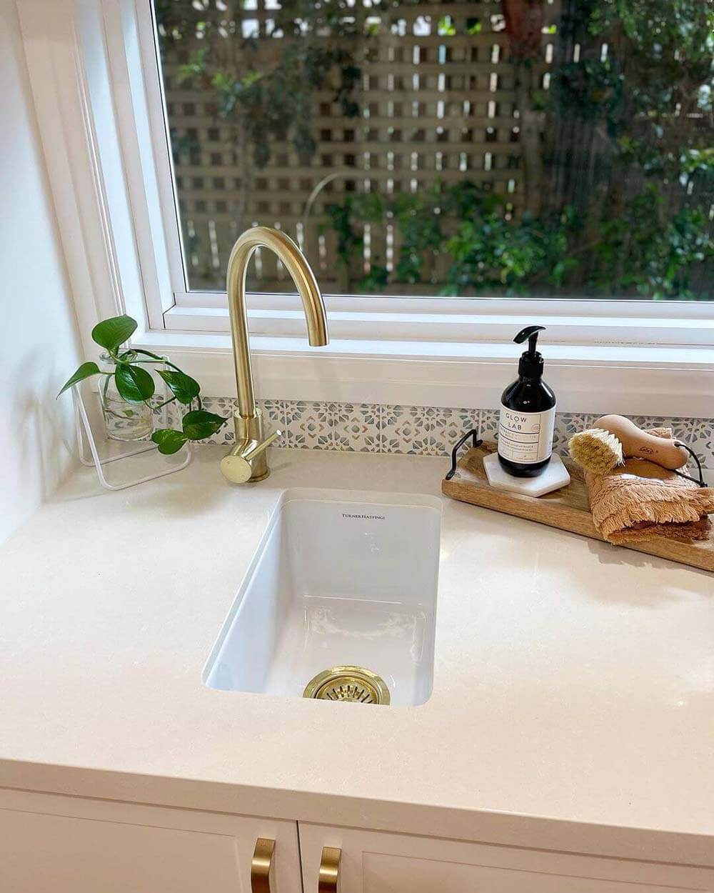 Cuisine 30 x 46 Inset / Undermount Fine Fireclay Gloss White Sink