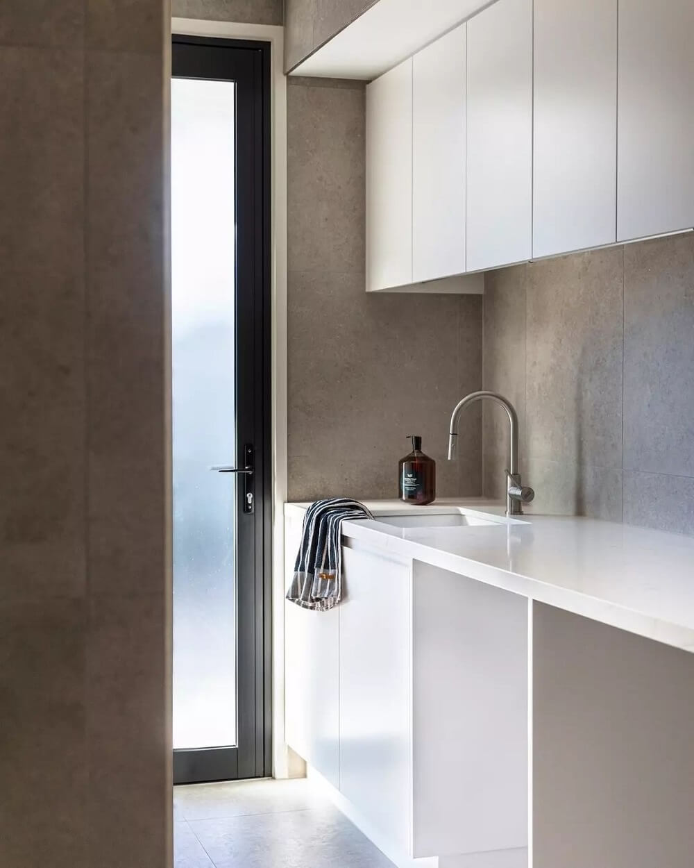 Cuisine 46 x 46 Inset / Undermount Fine Fireclay Gloss White Sink