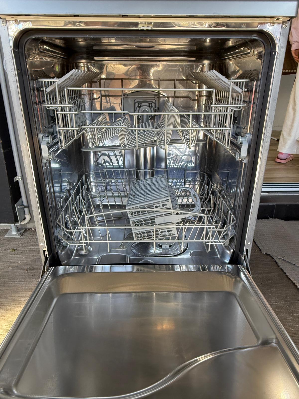 Whirlpool Dishwasher ADP6000IX