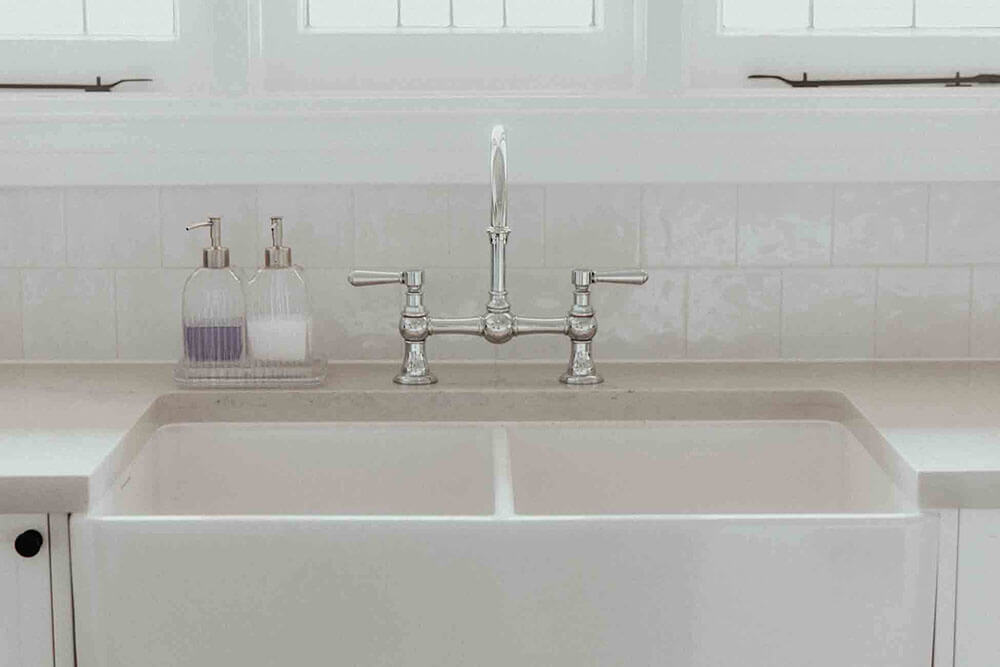 Novi 85 x 46 Fine Fireclay Gloss White Farmhouse Butler Sink