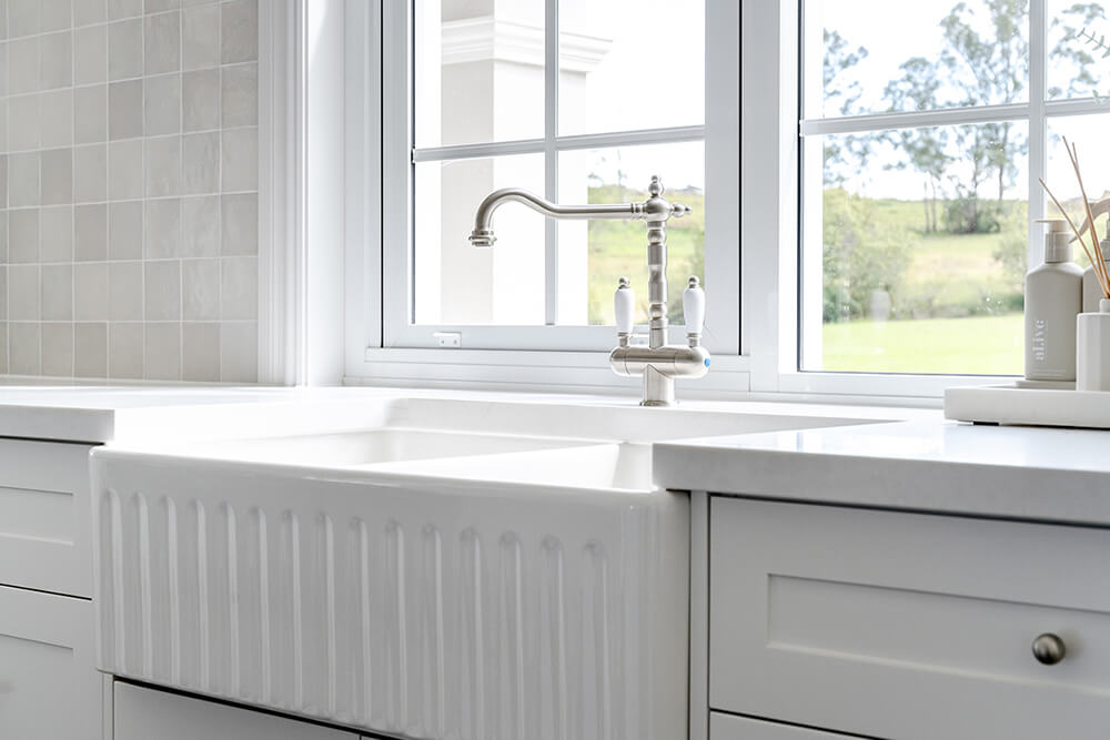 Novi 85 x 46 Fine Fireclay Gloss White Farmhouse Butler Sink