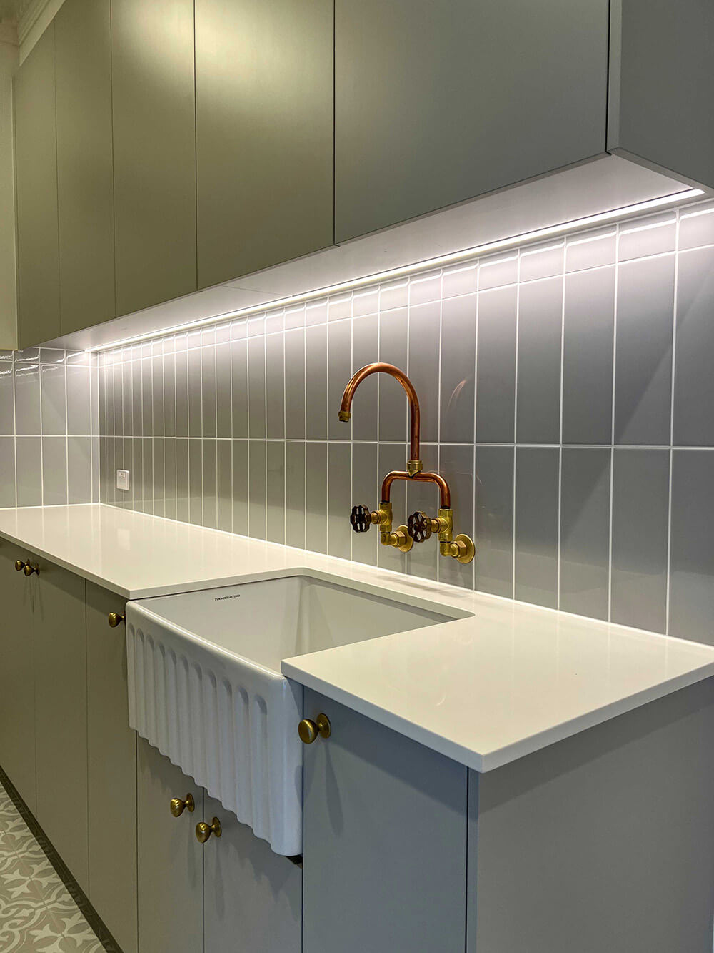 Novi 60 x 46 Fine Fireclay Gloss White Farmhouse Butler Sink