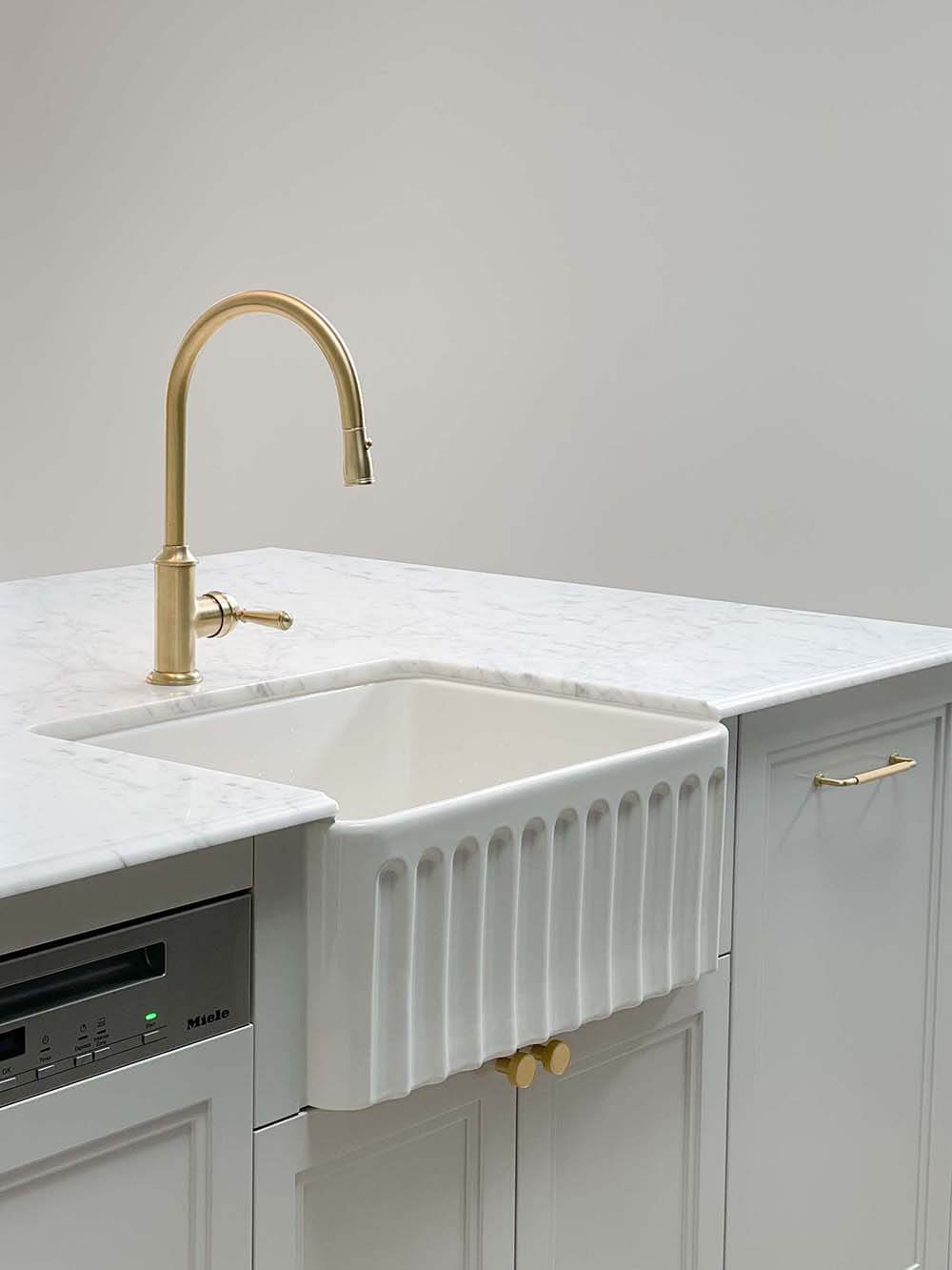 Novi 60 x 46 Fine Fireclay Gloss White Farmhouse Butler Sink
