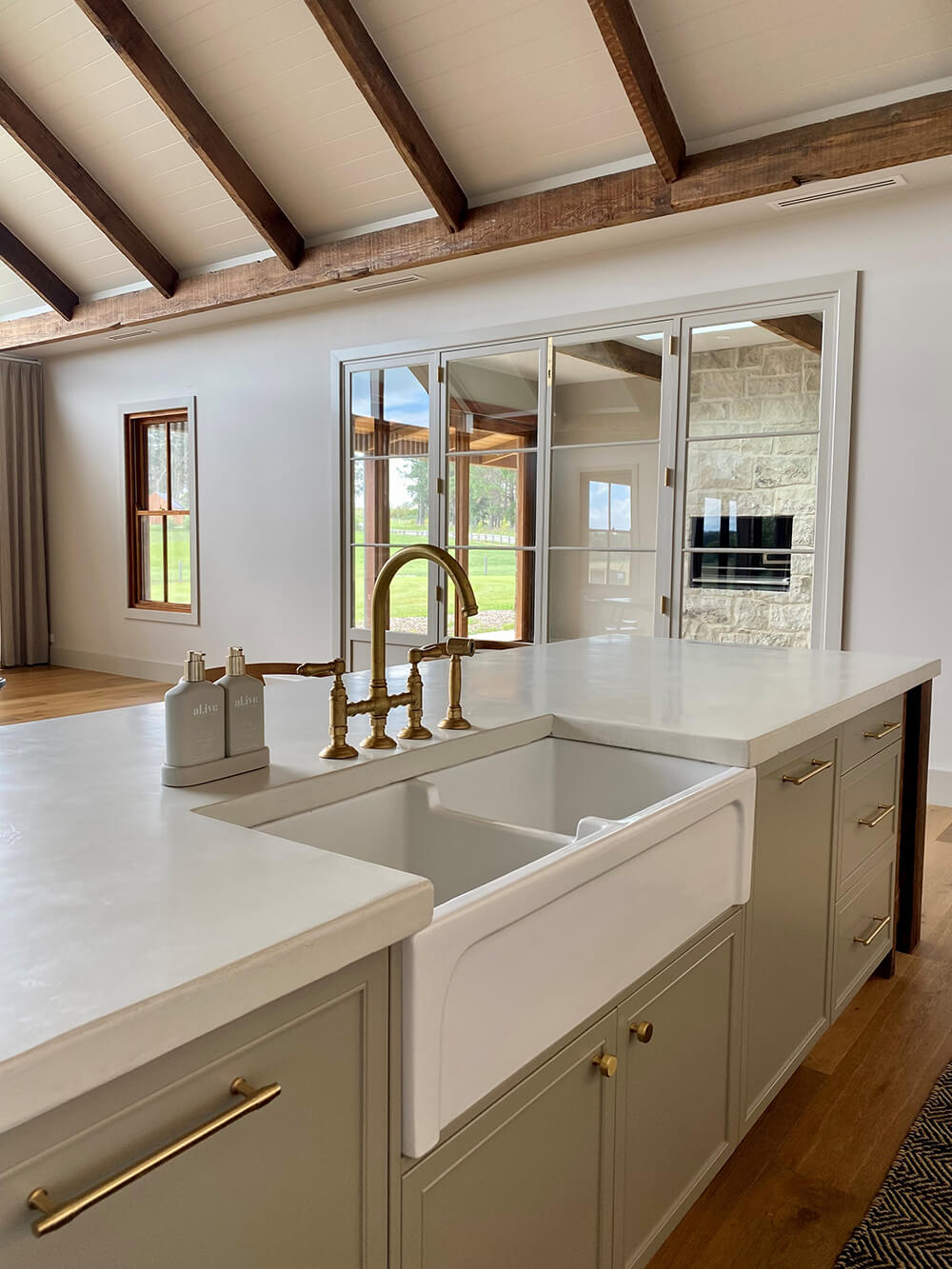 Patri 100 x 47 Fine Fireclay Double Bowl Farmhouse Butler Sink
