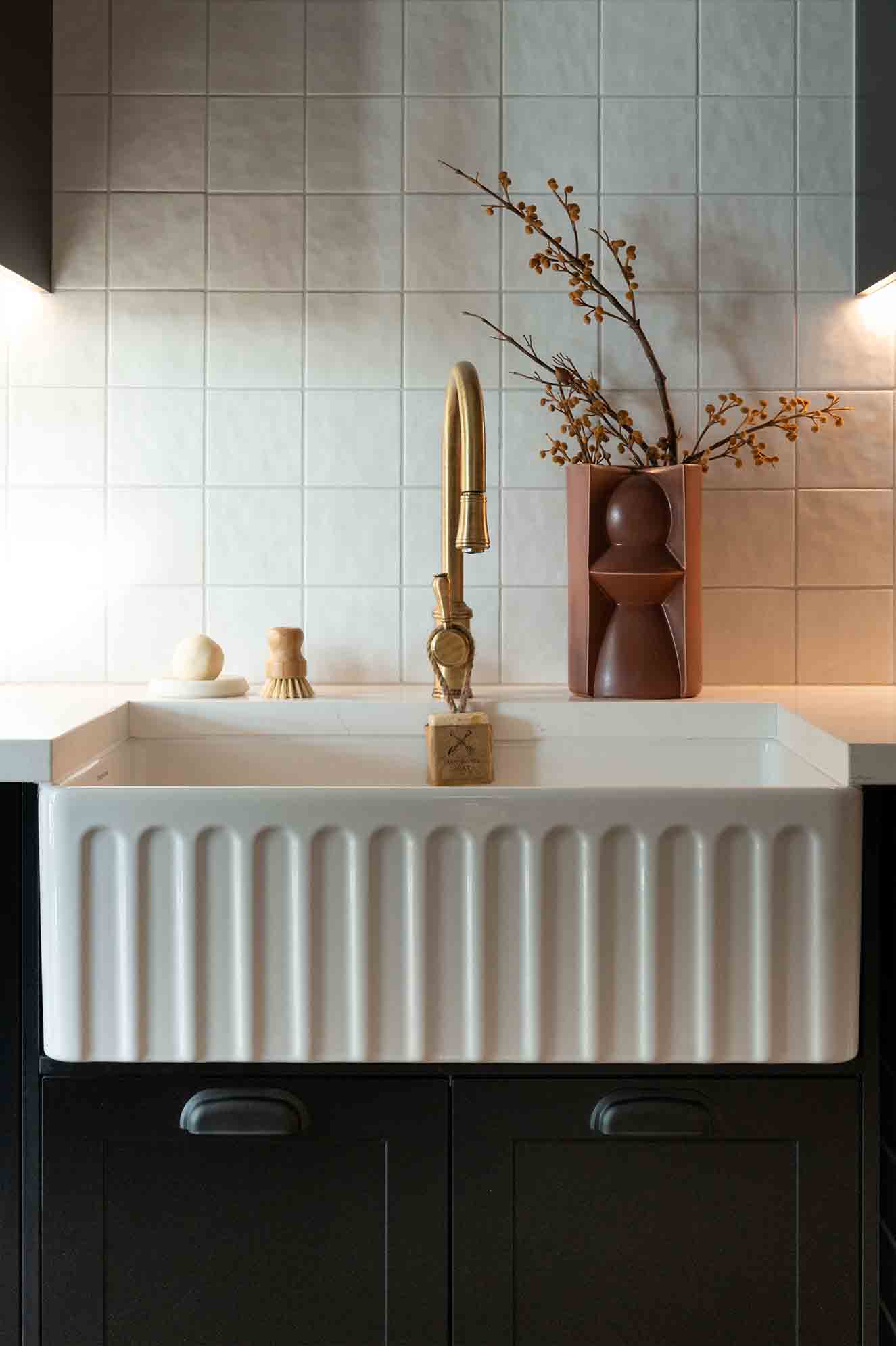 Novi 75 x 46 Fine Fireclay Gloss White Farmhouse Butler Sink